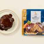 ローソンの肉厚！贅沢デミグラスハンバーグ。税込価格：495円、カロリー：451kcal、たんぱく質：16.7g、脂質：34.2g、炭水化物：20.2g、糖質：18.2g、食物繊維：2g、食塩相当量：2.5g。