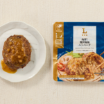 ローソンの肉厚！贅沢和風ハンバーグ。税込価格：495円、カロリー：393kcal、たんぱく質：17g、脂質：30.7g、炭水化物：12.9g、糖質：11.2g、食物繊維：1.7g、食塩相当量：2.5g。
