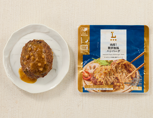 ローソンの肉厚！贅沢和風ハンバーグ。税込価格：495円、カロリー：393kcal、たんぱく質：17g、脂質：30.7g、炭水化物：12.9g、糖質：11.2g、食物繊維：1.7g、食塩相当量：2.5g。