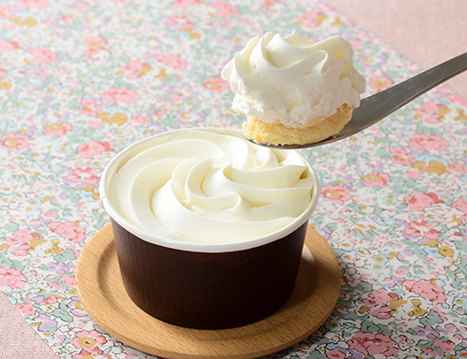 なめらか2層のチーズケーキ ローソン なめらかベイクドチーズケーキとチーズクリームを楽しむカップスイーツ。
