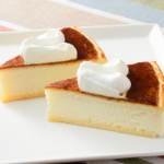 バスク風チーズケーキ 2個入 ローソン バスク風チーズケーキにホイップクリームを乗せた、2個入りのチーズケーキ。