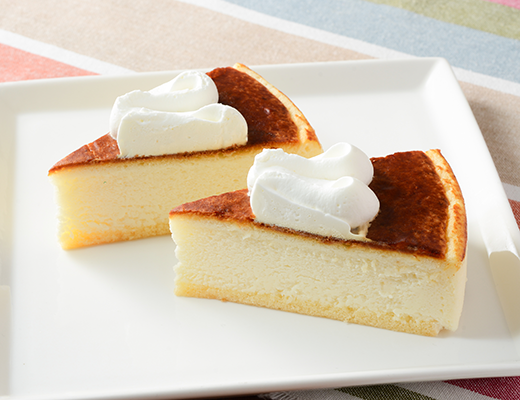 バスク風チーズケーキ 2個入 ローソン バスク風チーズケーキにホイップクリームを乗せた、2個入りのチーズケーキ。