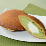 ローソンのUchi Café×森半 どらもっち 抹茶ミルク。税込価格：257円、カロリー：236kcal、たんぱく質：3.3g、脂質：10.3g、炭水化物：32.9g、糖質：32.3g、食物繊維：0.6g、食塩相当量：0.3g。