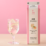 ローソンの白桃ジャスミンを比較する。税込価格：158円、カロリー：12kcal、1円あたりカロリー：0.08kcal/円、たんぱく質：0g、1円あたりたんぱく質：0.00g/円、脂質：0g、炭水化物：2.9g、糖質：2.9g、食物繊維：0g、食塩相当量：0g。