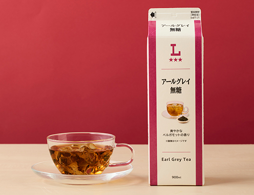ローソンのアールグレイ 無糖 900mlを比較する。税込価格：138円、カロリー：0kcal、1円あたりカロリー：0.00kcal/円、たんぱく質：0g、1円あたりたんぱく質：0.00g/円、脂質：0g、炭水化物：0g、糖質：0g、食物繊維：0g、食塩相当量：0g。