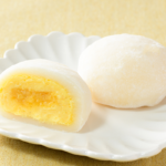 ローソンのUchi Café×八天堂 カスタード大福。税込価格：225円、カロリー：146kcal、たんぱく質：3.7g、脂質：3.8g、炭水化物：24.2g、糖質：24.1g、食物繊維：0.1g、食塩相当量：0.1g。