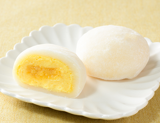 ローソンのUchi Café×八天堂 カスタード大福。税込価格：225円、カロリー：146kcal、たんぱく質：3.7g、脂質：3.8g、炭水化物：24.2g、糖質：24.1g、食物繊維：0.1g、食塩相当量：0.1g。