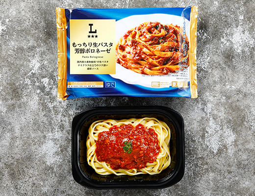 もっちり生パスタ 芳醇ボロネーゼ ローソン 濃厚でコクのあるデミグラスソースと肉の旨味が特徴のボロネーゼ。
