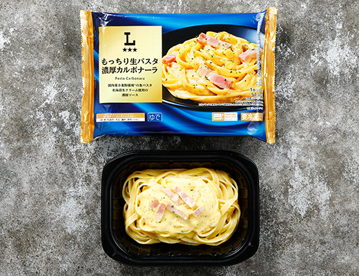 もっちり生パスタ 濃厚カルボナーラ ローソン もっちりとした生パスタ。北海道産生クリームや牛乳で濃厚クリーミー。