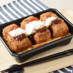 ローソンのおかズドン！トリプルメンチカツ弁当。税込価格：646円、カロリー：1157kcal、たんぱく質：33.7g、脂質：51.8g、炭水化物：142.9g、糖質：135.1g、食物繊維：7.8g、食塩相当量：6.4g。