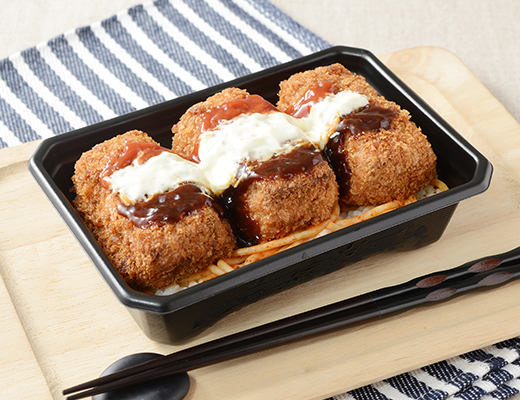 ローソンのおかズドン！トリプルメンチカツ弁当。税込価格：646円、カロリー：1157kcal、たんぱく質：33.7g、脂質：51.8g、炭水化物：142.9g、糖質：135.1g、食物繊維：7.8g、食塩相当量：6.4g。