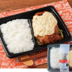 たっぷりタルタルのチキン南蛮弁当 ローソン 鶏もも肉を一枚使用したボリュームのある唐揚げに、甘酢だれと角切り玉ねぎの食感が楽しめるタルタルソースをたっぷりかけた商品。