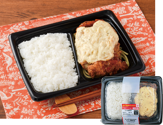 たっぷりタルタルのチキン南蛮弁当 ローソン 鶏もも肉を一枚使用したボリュームのある唐揚げに、甘酢だれと角切り玉ねぎの食感が楽しめるタルタルソースをたっぷりかけた商品。