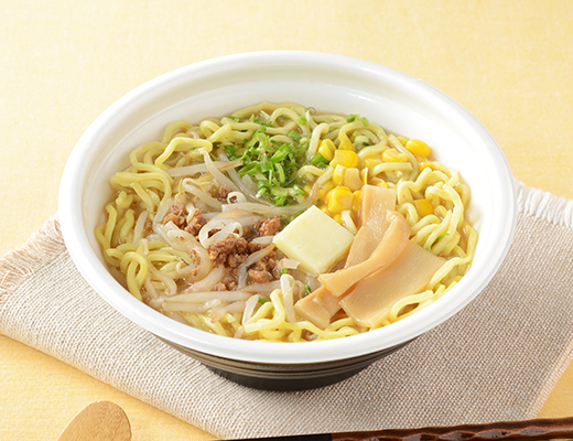 味噌バターコーンラーメン ローソン 濃厚でコクがある味噌スープにちぢれ麺を合わせ、もやし、肉そぼろ、バター、コーンをトッピング。