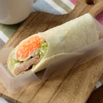ローソンのサラダROLL 照焼チキン。税込価格：354円、カロリー：259kcal、たんぱく質：7.8g、脂質：14.3g、炭水化物：25.5g、糖質：24.1g、食物繊維：1.4g、食塩相当量：1.7g。