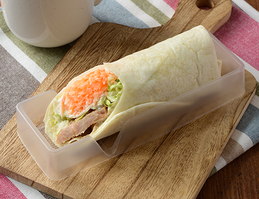 ローソンのサラダROLL 照焼チキン。税込価格：354円、カロリー：259kcal、たんぱく質：7.8g、脂質：14.3g、炭水化物：25.5g、糖質：24.1g、食物繊維：1.4g、食塩相当量：1.7g。