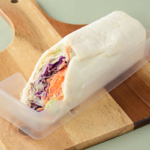 ローソンのサラダROLL 豚しゃぶ。税込価格：354円、カロリー：253kcal、たんぱく質：7.1g、脂質：14.6g、炭水化物：24.3g、糖質：22.1g、食物繊維：2.2g、食塩相当量：1.3g。