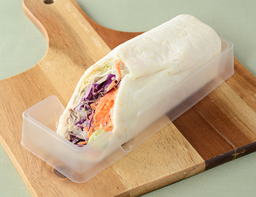 ローソンのサラダROLL 豚しゃぶ。税込価格：354円、カロリー：253kcal、たんぱく質：7.1g、脂質：14.6g、炭水化物：24.3g、糖質：22.1g、食物繊維：2.2g、食塩相当量：1.3g。