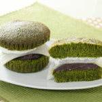 ローソンのUchi Café×森半 濃い抹茶サンド つぶあん＆おもち。税込価格：346円、カロリー：374kcal、たんぱく質：5.7g、脂質：13.8g、炭水化物：57.9g、糖質：55.5g、食物繊維：2.4g、食塩相当量：0.1g。