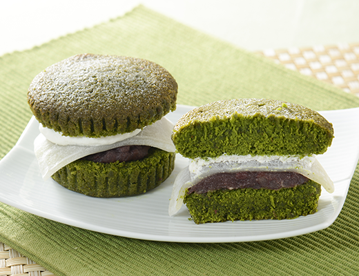 ローソンのUchi Café×森半 濃い抹茶サンド つぶあん＆おもち。税込価格：346円、カロリー：374kcal、たんぱく質：5.7g、脂質：13.8g、炭水化物：57.9g、糖質：55.5g、食物繊維：2.4g、食塩相当量：0.1g。
