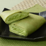 Uchi Café×森半　濃い抹茶クレープ ローソン 森半コラボ商品。2種類のクリームを包んだ抹茶の味わいが楽しめるクレープ。