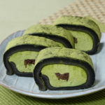 Uchi Café×森半 お餅で巻いた濃い抹茶もち食感ロール 4枚入 ローソン 森半コラボ商品。和洋折衷スイーツ！まるで抹茶大福みたいなロールケーキ。