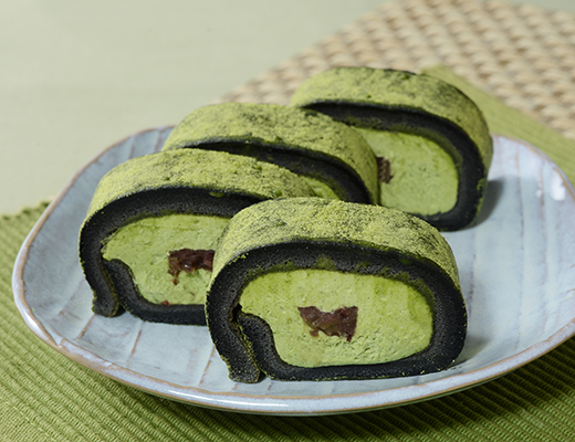 Uchi Café×森半 お餅で巻いた濃い抹茶もち食感ロール 4枚入 ローソン 森半コラボ商品。和洋折衷スイーツ！まるで抹茶大福みたいなロールケーキ。