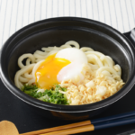 ローソンの温・冷 気分で選べる！半熟玉子ぶっかけうどん。税込価格：538円、カロリー：448kcal、たんぱく質：12.9g、脂質：13.2g、炭水化物：70.7g、糖質：68g、食物繊維：2.7g、食塩相当量：2.3g。