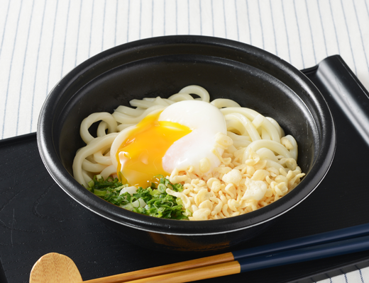 ローソンの温・冷 気分で選べる！半熟玉子ぶっかけうどん。税込価格：538円、カロリー：448kcal、たんぱく質：12.9g、脂質：13.2g、炭水化物：70.7g、糖質：68g、食物繊維：2.7g、食塩相当量：2.3g。