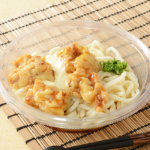特盛！冷し鶏天タルタルうどん ローソン 国産小麦粉を使用したうどんに鶏天をトッピングしたボリュームある冷しうどん。