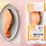ローソンの銀鮭の西京焼。税込価格：430円、カロリー：111kcal、たんぱく質：10.7g、脂質：6g、炭水化物：3.7g、糖質：3.4g、食物繊維：0.3g、食塩相当量：0.7g。