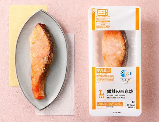 ローソンの銀鮭の西京焼。税込価格：430円、カロリー：111kcal、たんぱく質：10.7g、脂質：6g、炭水化物：3.7g、糖質：3.4g、食物繊維：0.3g、食塩相当量：0.7g。