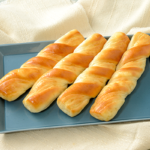 ローソンの十勝バターのスティック 4本入。税込価格：160円、カロリー：112kcal、たんぱく質：2.3g、脂質：3.3g、炭水化物：18.4g、糖質：18g、食物繊維：0.4g、食塩相当量：0.3g。