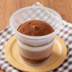 ローソンのモカショコラ。税込価格：322円、カロリー：264kcal、たんぱく質：2.6g、脂質：20.4g、炭水化物：17.9g、糖質：16.9g、食物繊維：1g、食塩相当量：0.1g。
