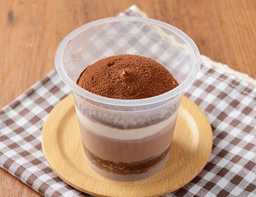 ローソンのモカショコラ。税込価格：322円、カロリー：264kcal、たんぱく質：2.6g、脂質：20.4g、炭水化物：17.9g、糖質：16.9g、食物繊維：1g、食塩相当量：0.1g。