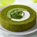 ローソンのUchi Café×森半 抹茶ミルクロールケーキ。税込価格：279円、カロリー：205kcal、たんぱく質：3.8g、脂質：15.1g、炭水化物：13.7g、糖質：13.2g、食物繊維：0.5g、食塩相当量：0.1g。