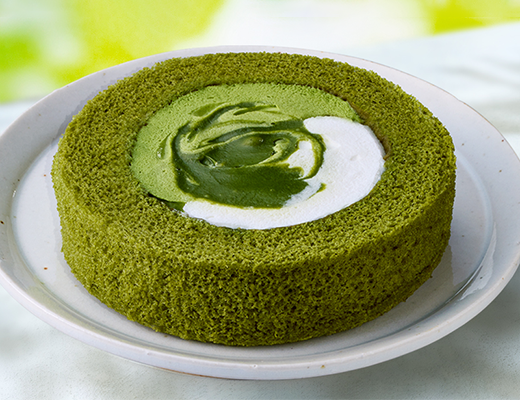 ローソンのUchi Café×森半 抹茶ミルクロールケーキ。税込価格：279円、カロリー：205kcal、たんぱく質：3.8g、脂質：15.1g、炭水化物：13.7g、糖質：13.2g、食物繊維：0.5g、食塩相当量：0.1g。