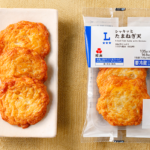 ローソンのシャキッとたまねぎ天を比較する。税込価格：235円、カロリー：163kcal、1円あたりカロリー：0.69kcal/円、たんぱく質：7.4g、1円あたりたんぱく質：0.03g/円、脂質：6.6g、炭水化物：19.4g、糖質：17.6g、食物繊維：1.8g、食塩相当量：2.2g。