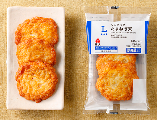 ローソンのシャキッとたまねぎ天を比較する。税込価格：235円、カロリー：163kcal、1円あたりカロリー：0.69kcal/円、たんぱく質：7.4g、1円あたりたんぱく質：0.03g/円、脂質：6.6g、炭水化物：19.4g、糖質：17.6g、食物繊維：1.8g、食塩相当量：2.2g。