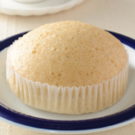 ローソンのふんわり蒸しケーキ ミルクティー味。税込価格：149円、カロリー：345kcal、たんぱく質：5g、脂質：13g、炭水化物：52.6g、糖質：51.3g、食物繊維：1.3g、食塩相当量：0.4g。