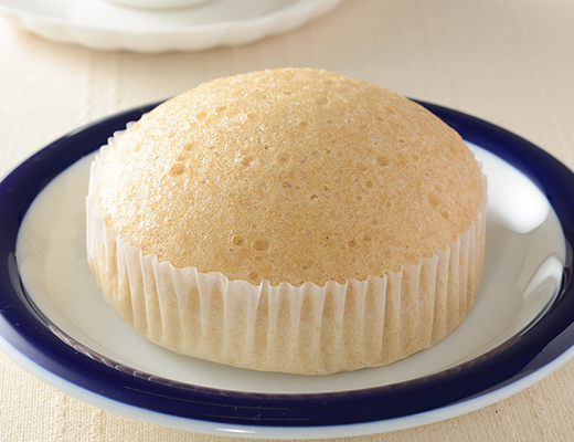 ローソンのふんわり蒸しケーキ ミルクティー味。税込価格：149円、カロリー：345kcal、たんぱく質：5g、脂質：13g、炭水化物：52.6g、糖質：51.3g、食物繊維：1.3g、食塩相当量：0.4g。