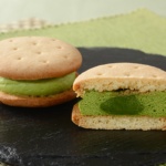 ローソンのUchi Café×森半 濃い抹茶しっとりビスケットサンド。税込価格：297円、カロリー：182kcal、たんぱく質：3.1g、脂質：9.8g、炭水化物：20.7g、糖質：20.1g、食物繊維：0.6g、食塩相当量：0.2g。