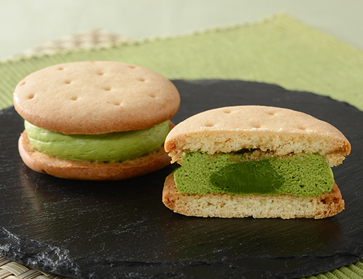 ローソンのUchi Café×森半 濃い抹茶しっとりビスケットサンド。税込価格：297円、カロリー：182kcal、たんぱく質：3.1g、脂質：9.8g、炭水化物：20.7g、糖質：20.1g、食物繊維：0.6g、食塩相当量：0.2g。