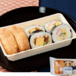 ローソンの助六寿司。税込価格：551円、カロリー：466kcal、たんぱく質：13.8g、脂質：10.5g、炭水化物：80.8g、糖質：77.4g、食物繊維：3.4g、食塩相当量：3.3g。
