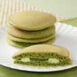 森半　ふわもちパンケーキ　抹茶　2個入 ローソン ふんわり・もっちりした生地に、程よい苦みが効いた抹茶クリームと抹茶ミルクホイップをサンド。抹茶の味わいが楽しめるパンケーキ。