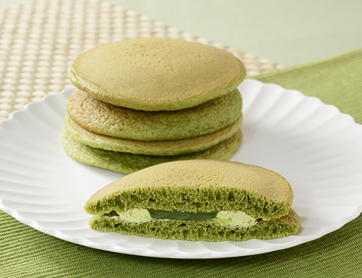 森半　ふわもちパンケーキ　抹茶　2個入 ローソン ふんわり・もっちりした生地に、程よい苦みが効いた抹茶クリームと抹茶ミルクホイップをサンド。抹茶の味わいが楽しめるパンケーキ。