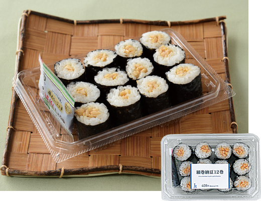 ローソンの細巻納豆 12巻。税込価格：441円、カロリー：319kcal、たんぱく質：11.7g、脂質：3.8g、炭水化物：61.3g、糖質：57.7g、食物繊維：3.6g、食塩相当量：2.3g。