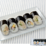 ローソンのサラダ巻。税込価格：497円、カロリー：424kcal、たんぱく質：8.7g、脂質：8.5g、炭水化物：79.7g、糖質：76.6g、食物繊維：3.1g、食塩相当量：3.3g。