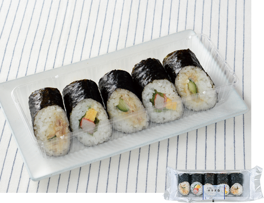 ローソンのサラダ巻。税込価格：497円、カロリー：424kcal、たんぱく質：8.7g、脂質：8.5g、炭水化物：79.7g、糖質：76.6g、食物繊維：3.1g、食塩相当量：3.3g。