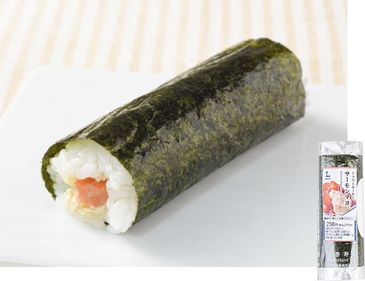 ローソンの手巻寿司 サーモンマヨ。税込価格：279円、カロリー：192kcal、たんぱく質：4.3g、脂質：6.4g、炭水化物：29.9g、糖質：28.8g、食物繊維：1.1g、食塩相当量：1.5g。